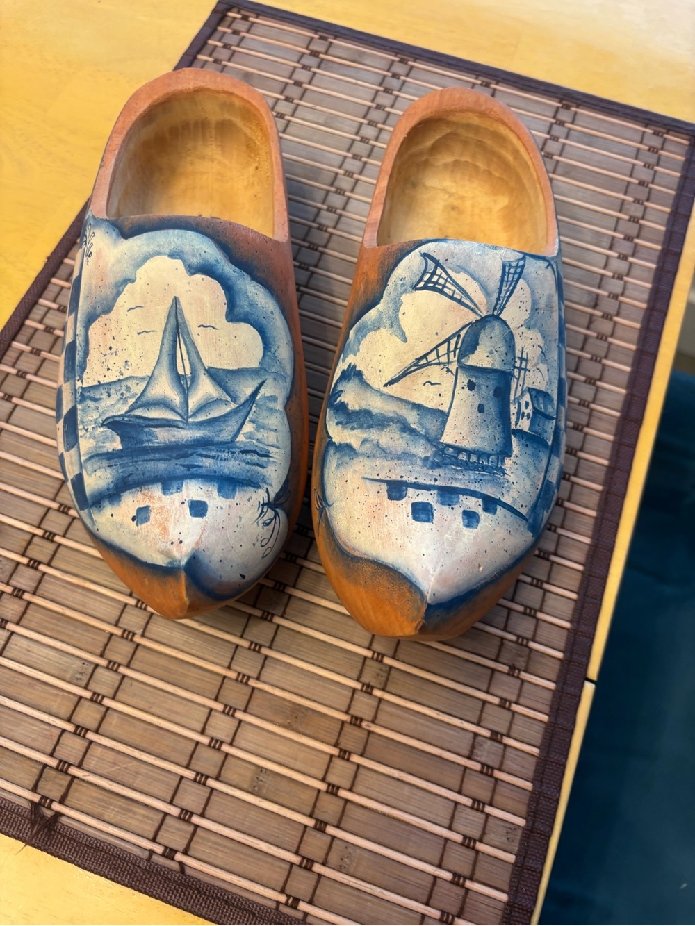 Paire de sabots hollandais vintage en bois peint à la main - Bleu de Delft